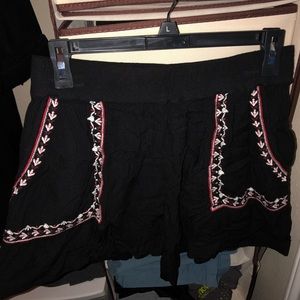 Hinge embroidered shorts